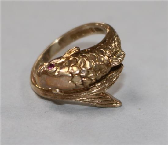 A 9ct gold fish ring with gem set eyes, size L.